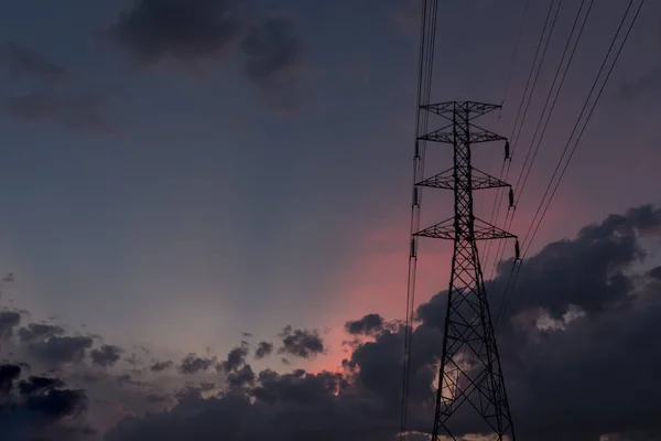 Hochspannungs Stromübertragungsmast Silhouette Mit Kraftwerk Vor Dunklem Himmel — Stockfoto