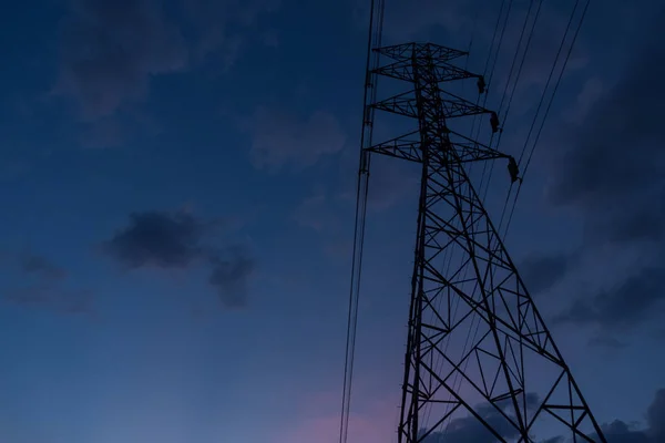 Hochspannungs Stromübertragungsmast Silhouette Mit Kraftwerk Vor Dunklem Himmel — Stockfoto