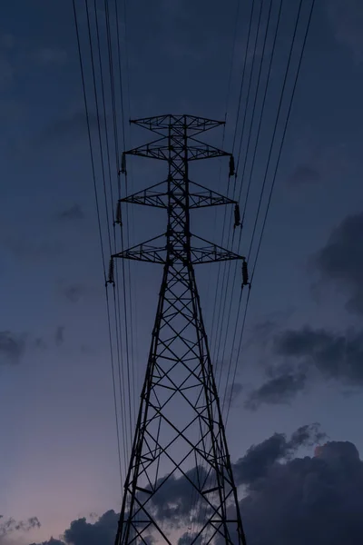 Силует Високовольтної Передачі Електроенергії Електростанцією Проти Темного Неба — стокове фото