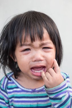 Duygusal sahne. Asyalı kız bebek ağlama portre.