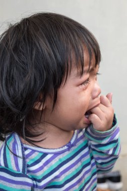 Duygusal sahne. Asyalı kız bebek ağlama portre.