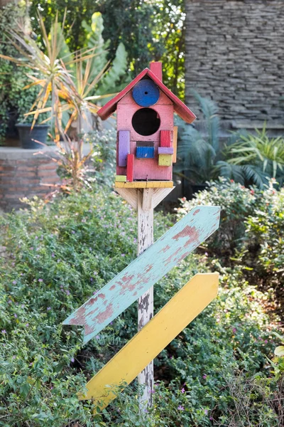 Casa Degli Uccelli Casa Primo Piano Gli Uccelli Nel Parco — Foto Stock