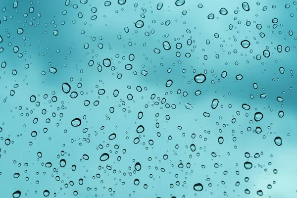 Fondo azul, Gota de agua natural sobre vidrio . — Foto de Stock