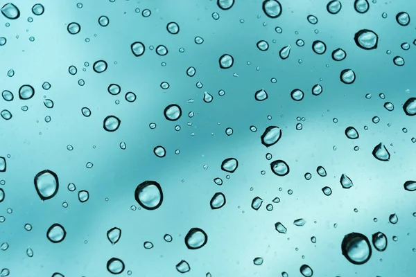 Fondo azul, Gota de agua natural sobre vidrio . — Foto de Stock