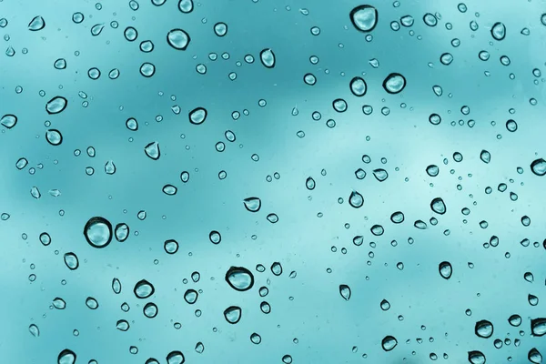 Fondo azul, Gota de agua natural sobre vidrio . — Foto de Stock