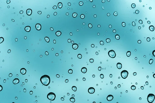 Fondo azul, Gota de agua natural sobre vidrio . — Foto de Stock