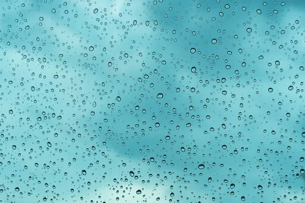 Fondo azul, Gota de agua natural sobre vidrio . — Foto de Stock