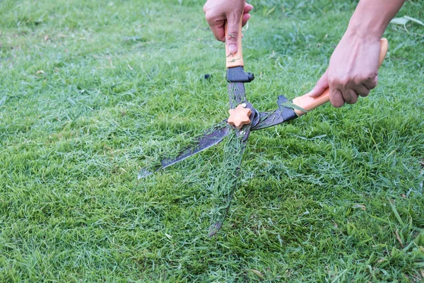 Nůžky na trávu na travnaté pozadí. — Stock fotografie