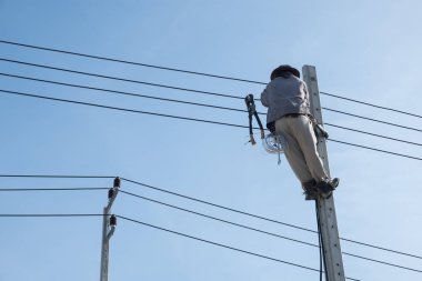 Elektrikgüç Hatları Man Tırmanma.