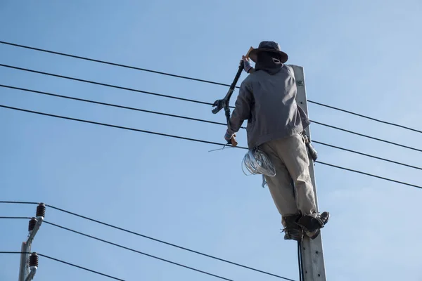 Stromleitungen Mann klettert. — Stockfoto