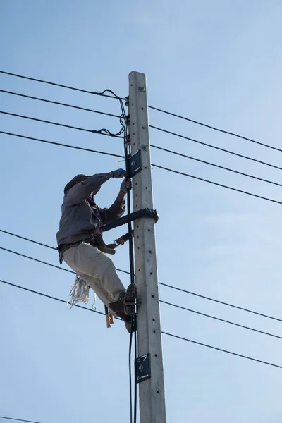 Electricty Power Lines człowiek wspinaczka. — Zdjęcie stockowe