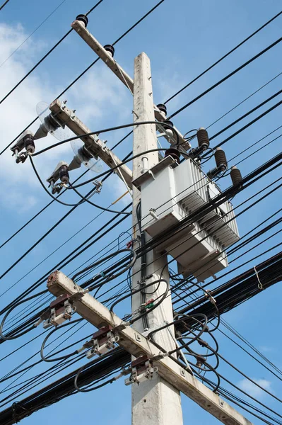 Strommast und Kabel. — Stockfoto