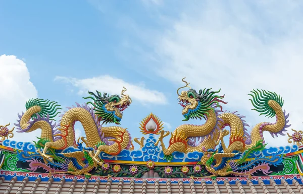 Gouden Draak Standbeeld Een Chinese Tempel Thailand — Stockfoto