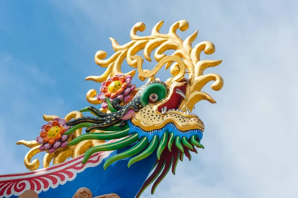 Gouden Draak Standbeeld Een Chinese Tempel Thailand — Stockfoto