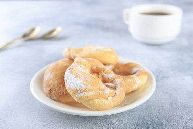 Sabahları masada ev yapımı bisküviler ve bir fincan kahve