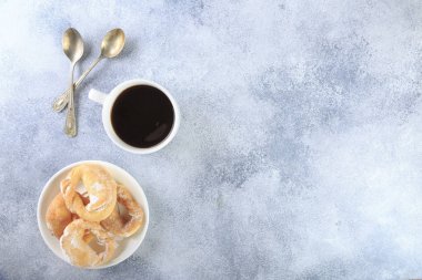 Sabahları masada ev yapımı bisküviler ve bir fincan kahve
