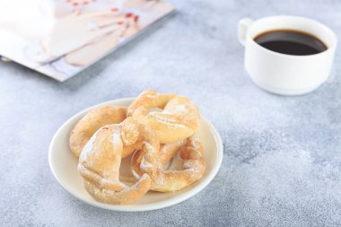 Sabahları masada ev yapımı bisküviler ve bir fincan kahve