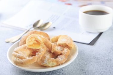 Sabahları masada ev yapımı bisküviler ve bir fincan kahve