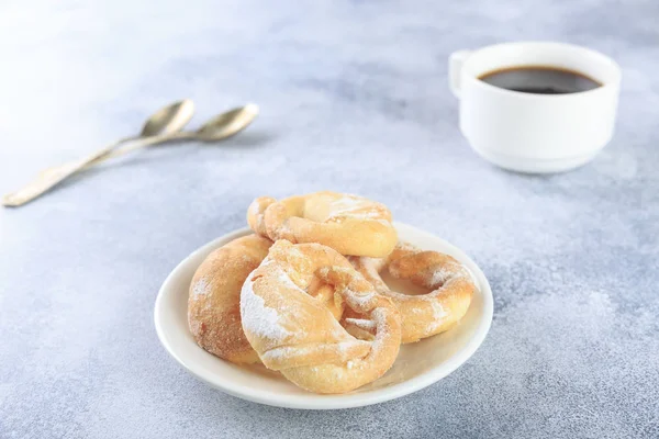 Sabahları masada ev yapımı bisküviler ve bir fincan kahve