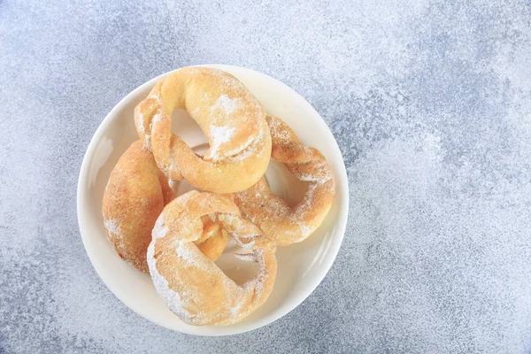 Sabahları masada ev yapımı bisküviler ve bir fincan kahve