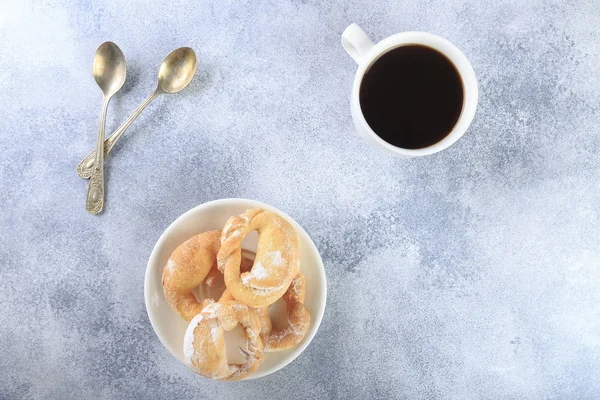 Sabahları masada ev yapımı bisküviler ve bir fincan kahve