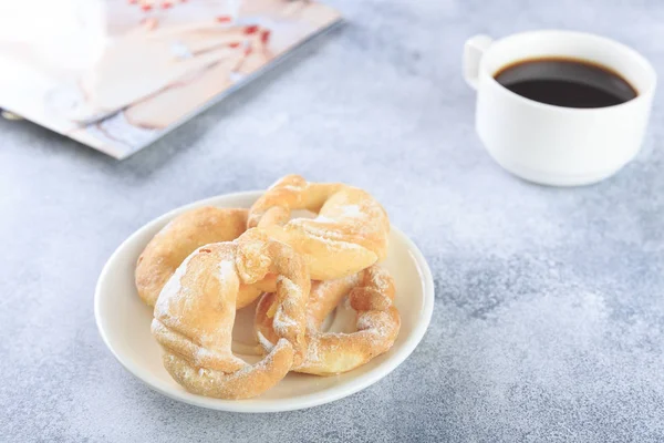 Sabahları masada ev yapımı bisküviler ve bir fincan kahve