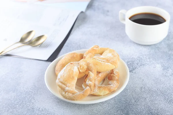 Sabahları masada ev yapımı bisküviler ve bir fincan kahve