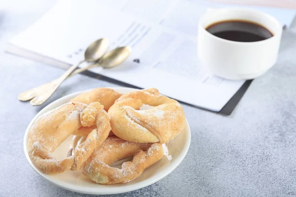 Sabahları masada ev yapımı bisküviler ve bir fincan kahve