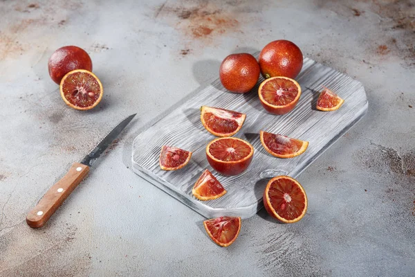 Gri bir kayrak arka plan üzerinde bütün ve dilimlenmiş sicilya portakal