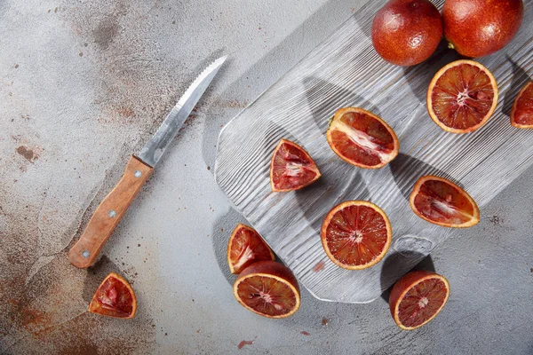 Gri bir kayrak arka plan üzerinde bütün ve dilimlenmiş sicilya portakal