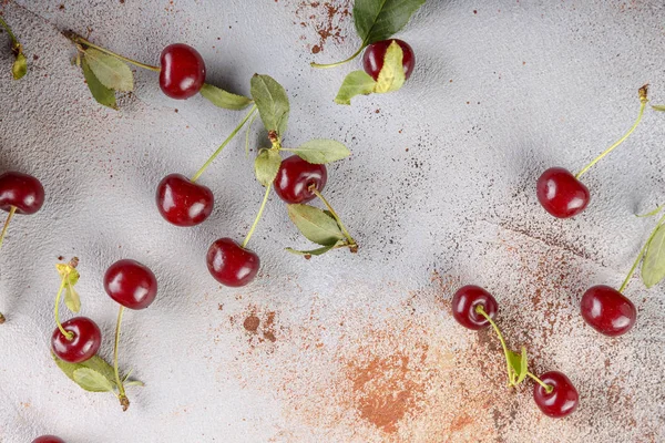 Taş arka plan üzerinde yaprakları ile taze tatlı kiraz kase, üst görünümü