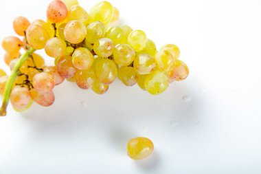 Beyaz arka planda üzüm demeti