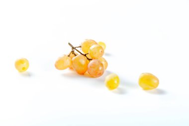 Beyaz arka planda üzüm demeti