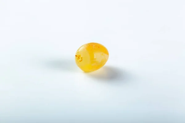 Beyaz arka planda üzüm demeti