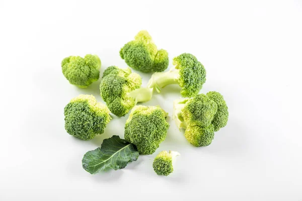 Beyaz arkaplanda saf smoll brokoli izole