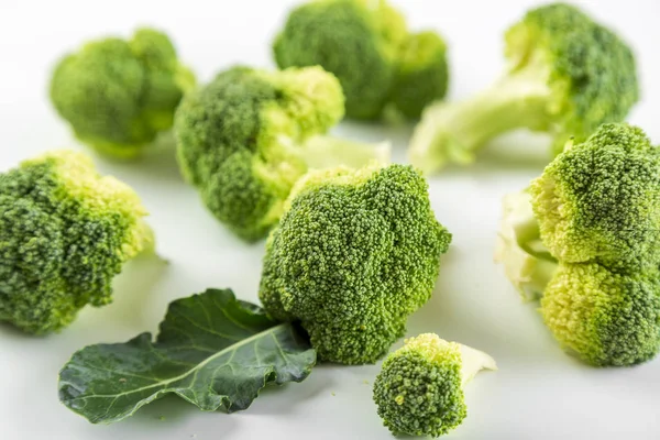 Beyaz arkaplanda saf smoll brokoli izole