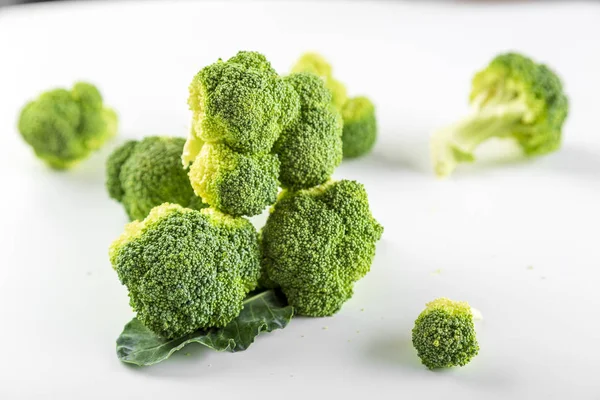 Beyaz arkaplanda saf smoll brokoli izole