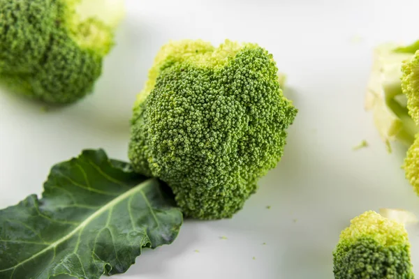 Brócoli crudo de smoll aislado sobre fondo blanco — Foto de Stock