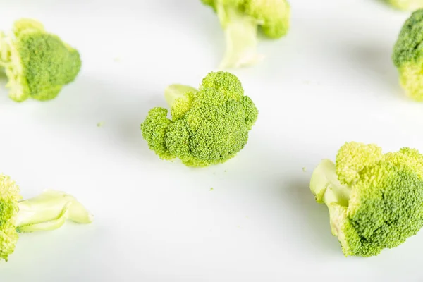 Brócoli crudo de smoll aislado sobre fondo blanco — Foto de Stock