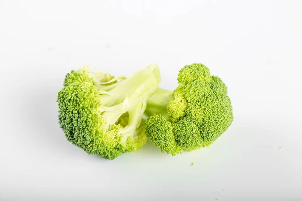 Beyaz arkaplanda saf smoll brokoli izole