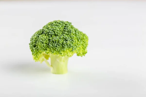 Beyaz arkaplanda saf smoll brokoli izole