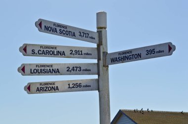 Sokak tabelası kilometre diğer şehirler için veren Floransa Floransa Oregon Kuzey Amerika boyunca adlı