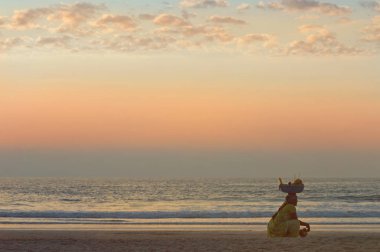 Bir günbatımı huzur manzara Hindistanlı bir kız ile bir plajda  