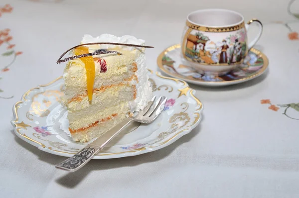 Sponge Cake Tropic Fruit Cream Served Expansive Porcelain Crockery — Stock Photo, Image