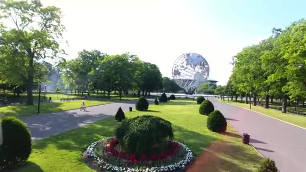 大きい金属球のクイーンズ ニューヨークに向けての空中ドリー — ストック動画