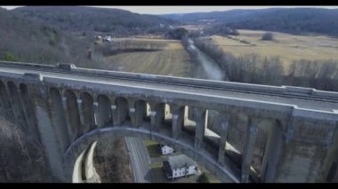 Dron küçük evin arkasında Tunkhannock Viyadüğü Pennsylvania ortaya koymaktadır.