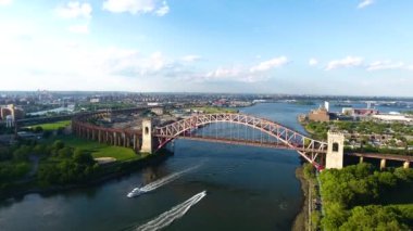 New York City waters büyük kırmızı köprü altında aracılığıyla 2 tekne turist taşıyan cruise