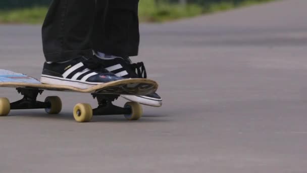 Close Skatista Empurrando Torno Seu Parque Skate Local — Vídeo de Stock