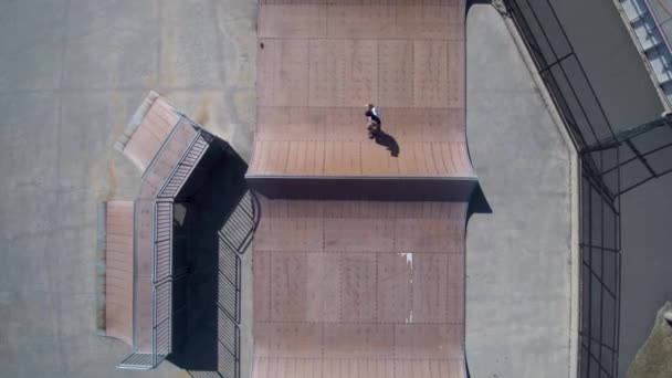 Vista Pájaro Skate Boarder Una Media Pipa Skate Park — Vídeo de stock
