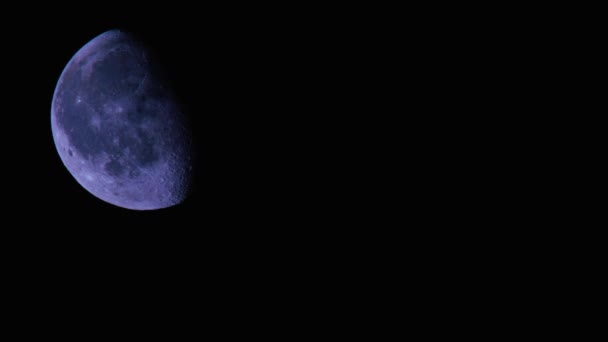 Крупный План Редкой Голубой Луны Показывающей Кратеры Детали — стоковое видео